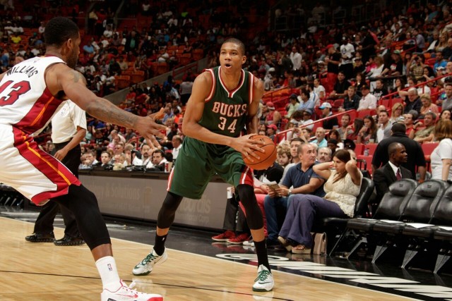 格林37分火箭大胜奇才4连胜 雄鹿逆转战胜76人